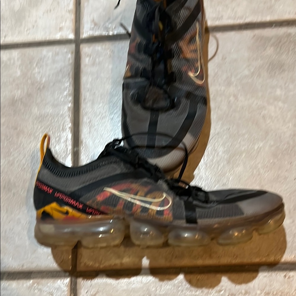 Nike VaporMax Flyknit in Black and Red